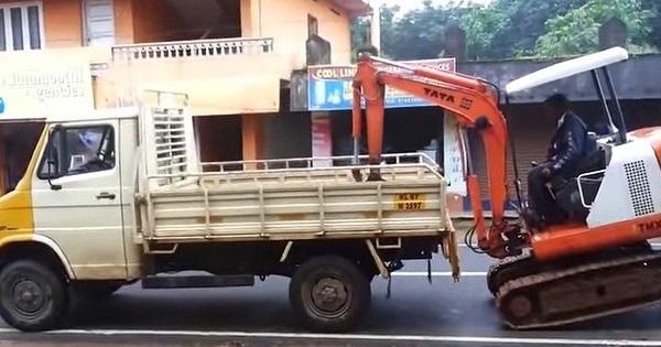 【危険！】絶対マネしちゃダメなショベルカーを荷台に乗せる動画