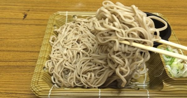 【目からウロコ】固まってるコンビニそばを簡単キレイにほぐす方法！