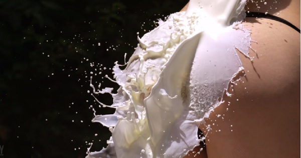 【セクシー雑学】女性のむっちりヒップに大量の牛乳をかけたらどうなるのか！見てみよう！