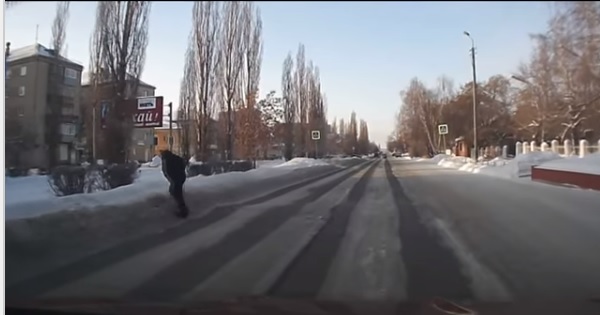 【なんかワロタｗｗｗ】雪の積もった道路を酔っ払いが渡った結果・・・ｗｗｗ