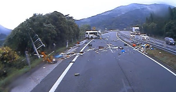 【大惨事！】高速道路で事故発生！車から人が投げ出される瞬間動画