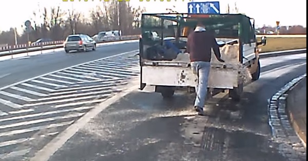 【マイペース兄ちゃん？】道路で融雪剤をまく兄ちゃんが妙にリズミカルｗｗｗ