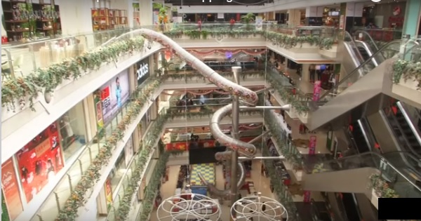 【ダイナミック！】中国のショッピングモールに現れた巨大な滑り台！これは事故る・・・