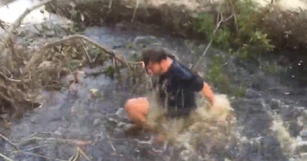 【バカめｗｗｗ】小川を気を使って渡ろうとしたオッサンに悲劇が起こるｗｗｗ