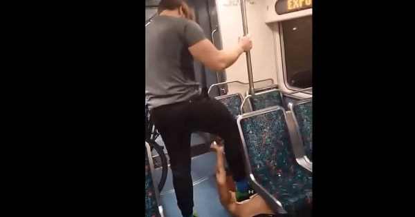 【彼が救世主か・・・】電車内で異常に暴れる男を一人の男が見事に制圧！コイツは強い・・・