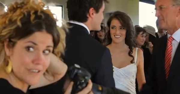 【ふぁっ？！キャンドルサービス？！】結婚式カメラマンが何故か頭から炎を上げているぞ！