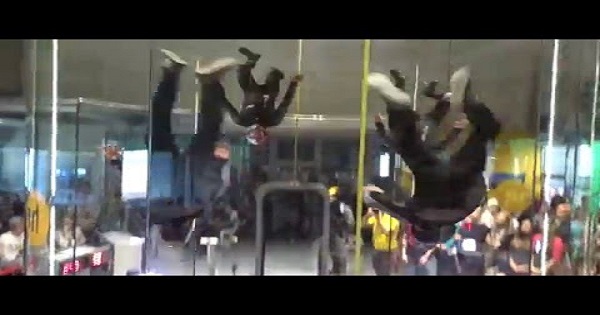 【人間によるランデブー飛行！】インドア・スカイダイビングの大会にて、4人で舞い踊る「MAD RAVENS」チームの演舞がスゴイ！！